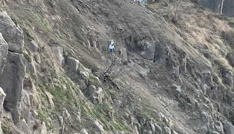 Bitlis Kalesi’ne tırmanmak isterken mahsur kalan genç ekipler tarafından kurtarıldı