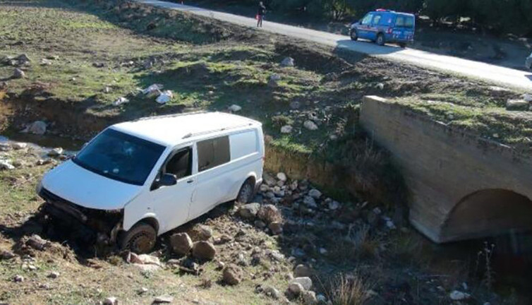 Köpeklere çarpmamak için manevra yapan minibüs dereye uçtu