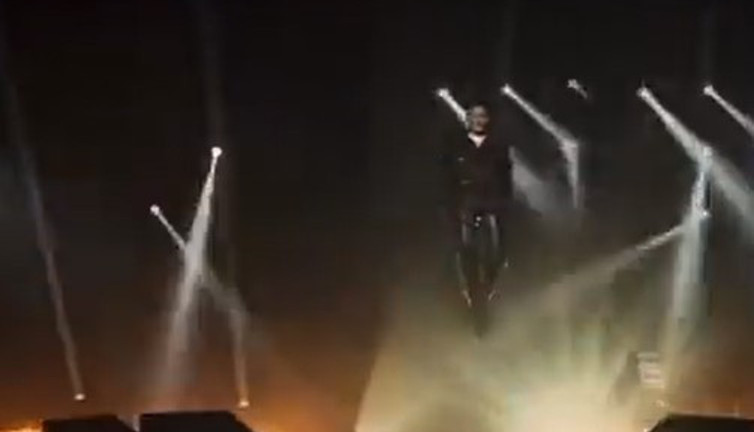 Şarkıcı Edis 'O Ses Türkiye' sahnesine uçarak indi