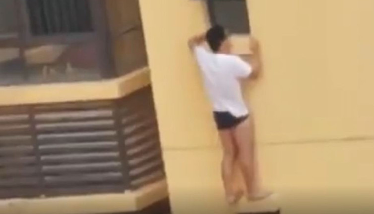 Yatak odasında basılan adamın görüntüleri rekor kırdı