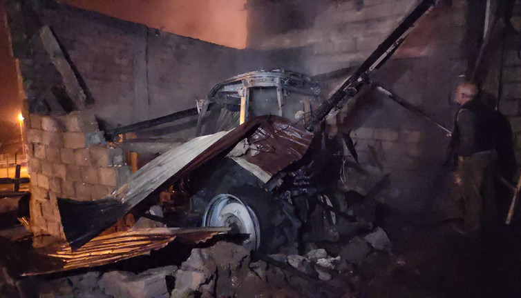 Garajda yangın çıktı. Traktör cayır cayır yandı