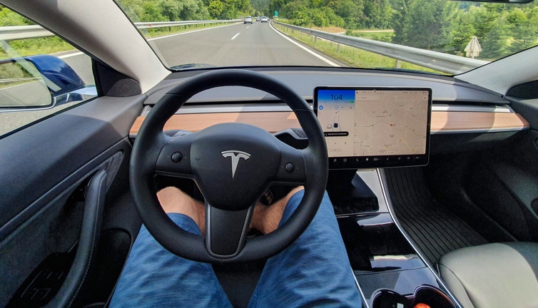 Sürücüsü uyuyan Tesla 110 kilometre hızla 15 dakika boyunca polisten kaçtı