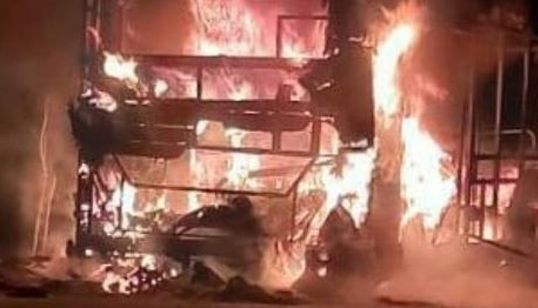 Halk otobüsü alev alev yandı