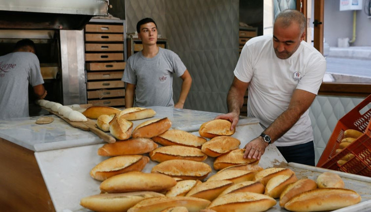 Maaş zammı cebe girmeden erimeye başladı. İstanbul'da ekmeğe zam (03 Ocak 2023)