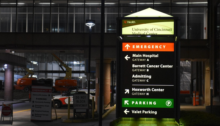 Kalbi duran futbolcu için hastane önünde bekliyorlar