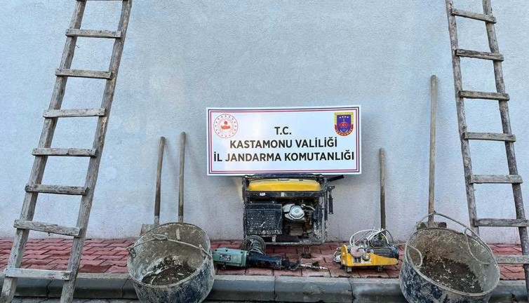 Kastamonu’da kaçak kazı yapan şahıslara suçüstü