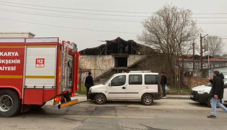 Sakarya’da metruk binada yangın