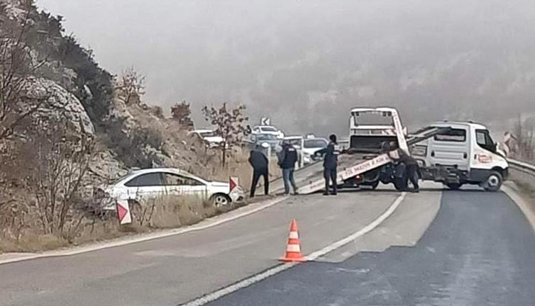 Refüje çarpan otomobil, yol kenarına savruldu: 1 ölü, 3 yaralı