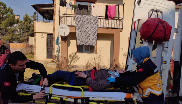 Bursa'daki evinde göz göze geldi. Çocuğunu kucağına alıp balkondan atladı