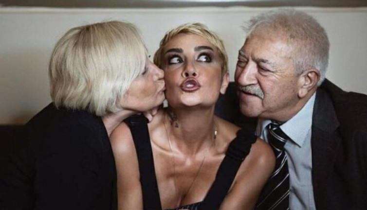 Şarkıcı Sıla'dan duygu yüklü paylaşım: Bize bir oda tuttum baba...