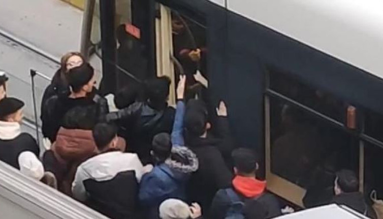 Eskişehir'de tramvayda taciz. Onlarca kişi saldırdı