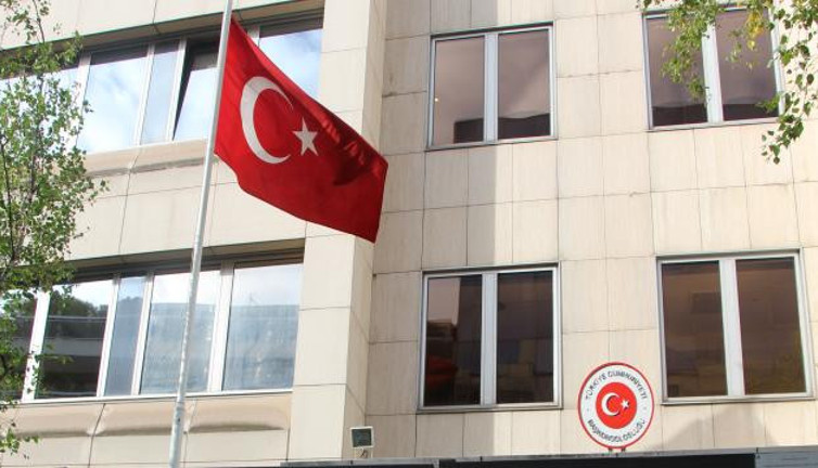 Fransa'daki Başkonsolosluğumuza molotofkokteylli saldırı