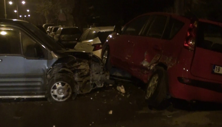 İki otomobil çarpıştı, park halindeki 3 araç zarar gördü