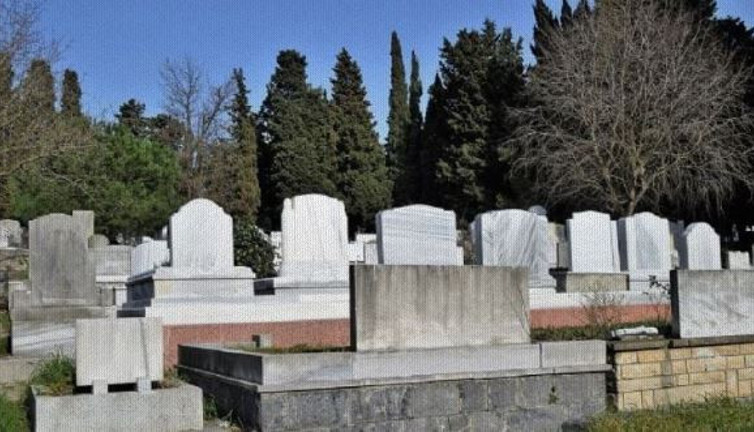 Alacaklı, borçlunun mezarına kadar haciz koyuyor. Mezar üzerinde 49 ayrı haciz var
