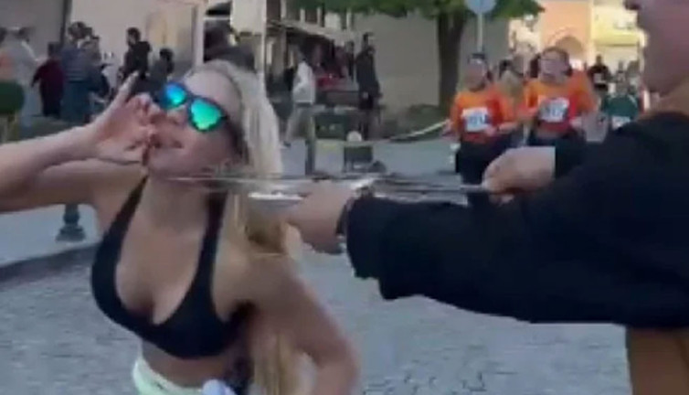 Maratona Adana ayarı. Koşuculara su yerine ciğer ikram edildi