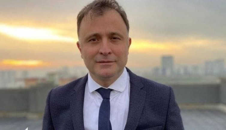 Halk TV'de bir ayrılık daha. Hakan Çelenk görevini bıraktı