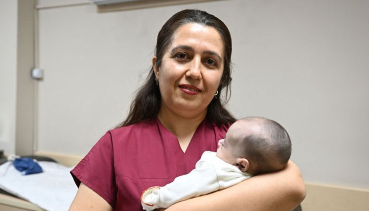 90 günlük Mira bebeğe 3 ameliyat. Yoğun bakım servisi anne kucağı oldu