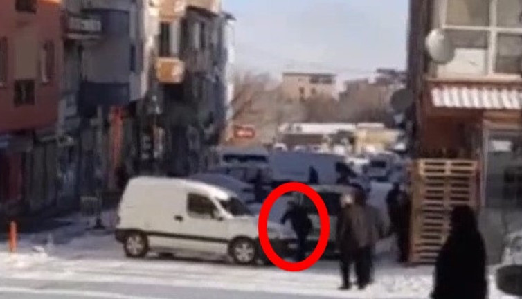 Kayan aracı eliyle tutmaya çalıştı!