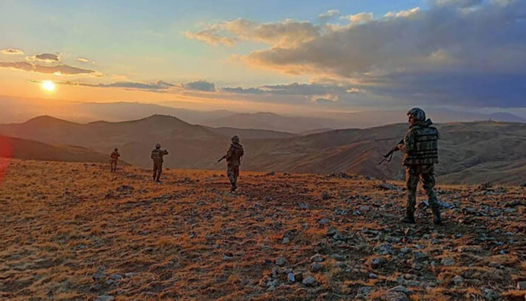 MSB: Hudut hattında 5'i terör örgütü üyesi, 8 kişi yakalandı