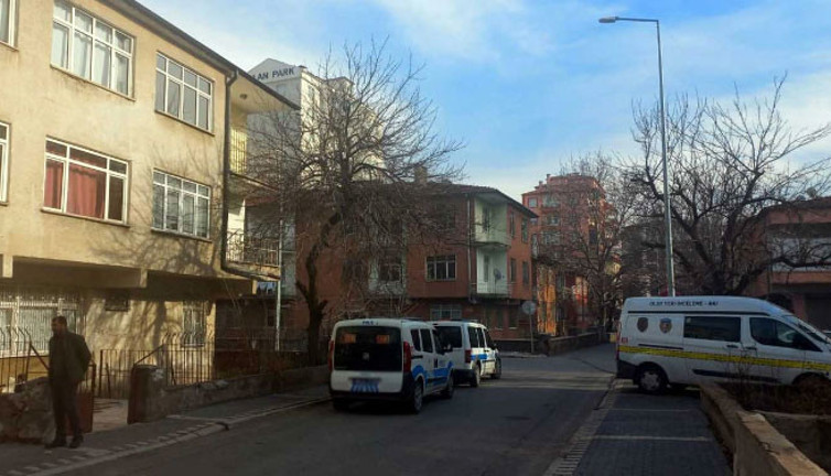 Eşini çaydanlıkla yaraladı