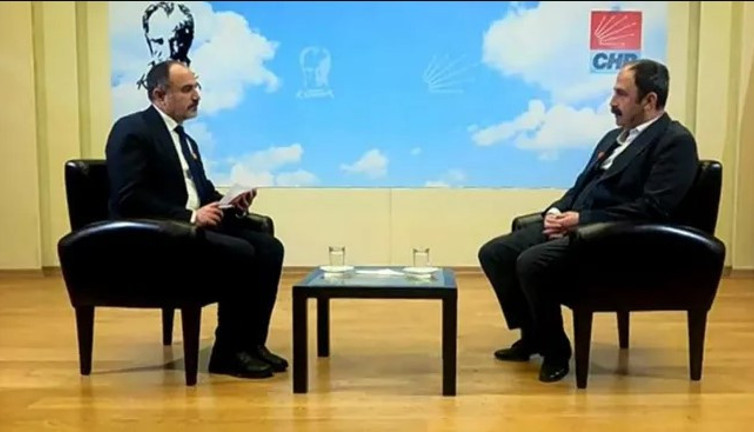 Türk bayrağını röportaj sırasında odadan kim kaldırdı? CHP'li Elçi açıkladı