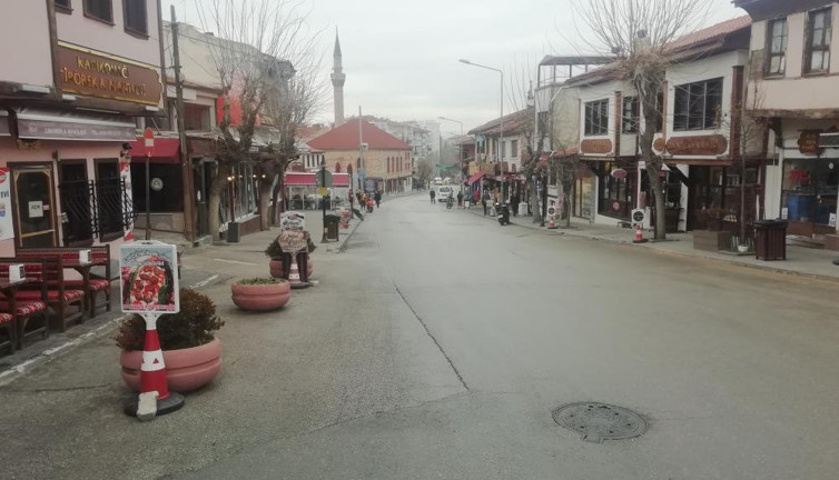 Eskişehir'in tarihi bölgesi Odunpazarı'nda in cin top oynuyor