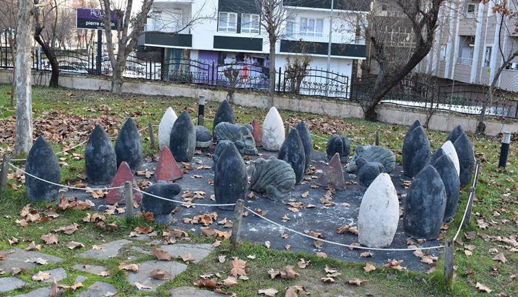 Başur Höyük’teki oyunun gizemi 20 yıldır çözülemedi. Taşlarda 4 domuz 4 köpek de var