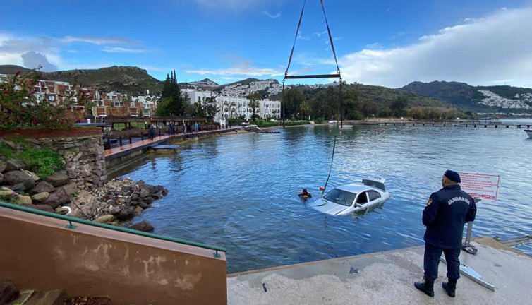 Otomobil denize uçtu 19 yaşındaki genç boğuldu