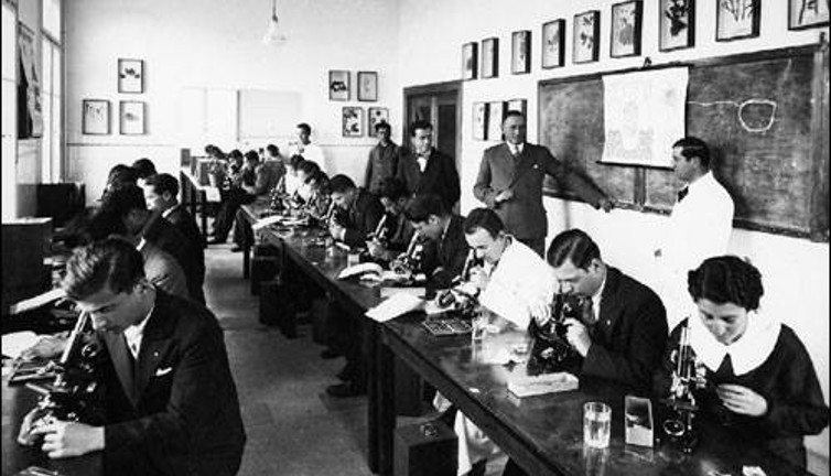 Özlem Gürses anlatırken ağladı. Yurt dışına gidecek gençler bu videoyu izlemeniz lazım