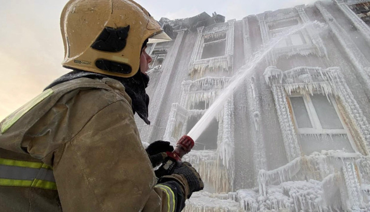 Eksi 30 derecede yangın çıkarsa… Bina tamamen buz tuttu