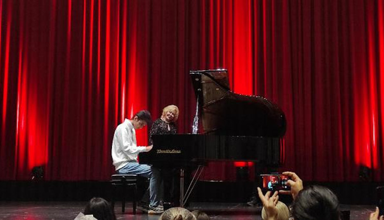 Ayakta alkışlandı. Kurye piyanist ilk kez sahne aldı