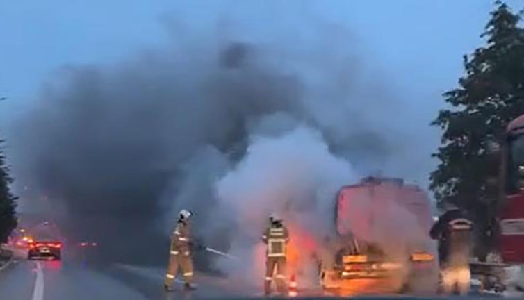 Su tankeri alev alev yandı