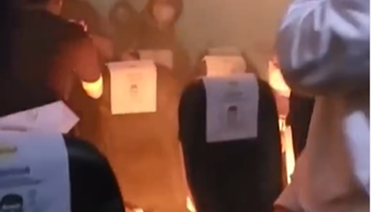 Şarj cihazı alev aldı uçaktaki herkes panik içinde çaresiz kaldı