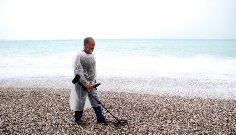 Sahilin rengi değişti dedektörü kapan sahile koştu