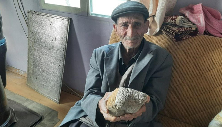 Dağda gezen adamın bulduğu taş şok etti