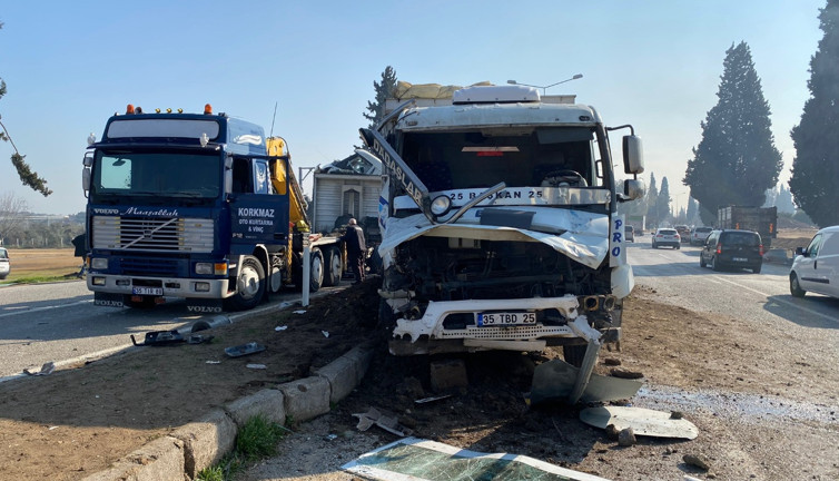 İzmir'de tırlar çarpıştı: 2 yaralı