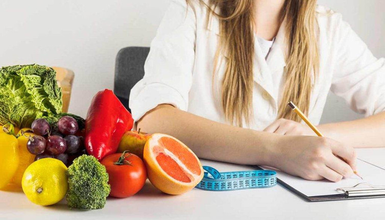 Sağlıklı nesiller diyetisyenlere kadrodan geçiyor. Sağlık Bakanı beton mikseri peşinde koşuyor