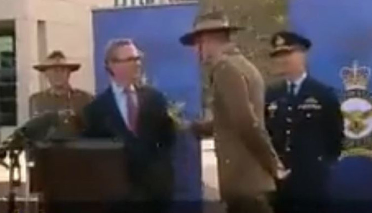 Başbakan konuşurken askerler alkışlamadı