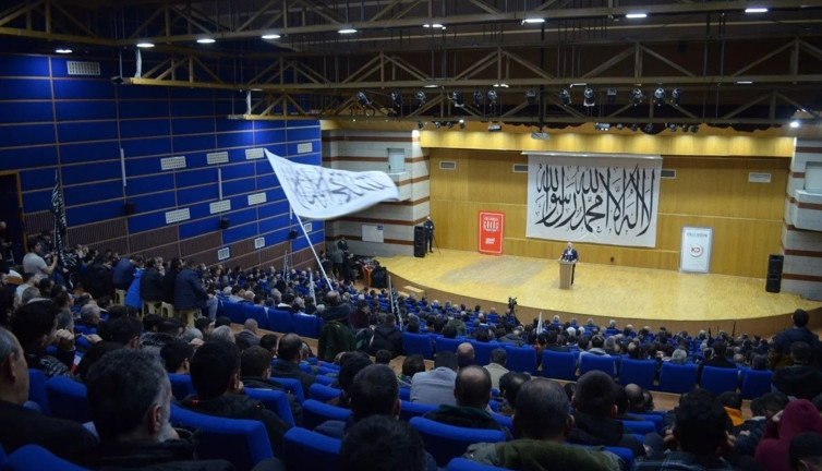 Meclis'e yürüme mesafesinde hilafet çağrısı. İki resmi parti de toplantıya katıldı