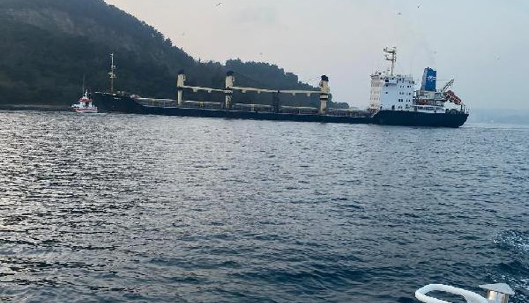 Gemi karaya oturdu. İstanbul Boğazı ulaşıma kapandı