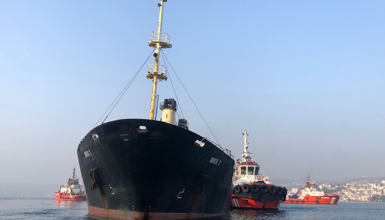 Boğaz'da karaya oturan yük gemisi kurtarıldı