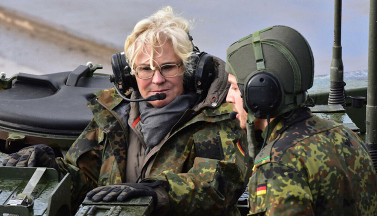 Ukrayna'daki savaş Alman Savunma Bakanı'nı koltuğundan etti