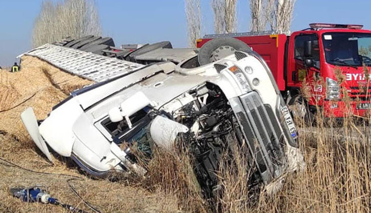 Balya yüklü kamyon şarampole devrildi: 1 ölü, 1 yaralı