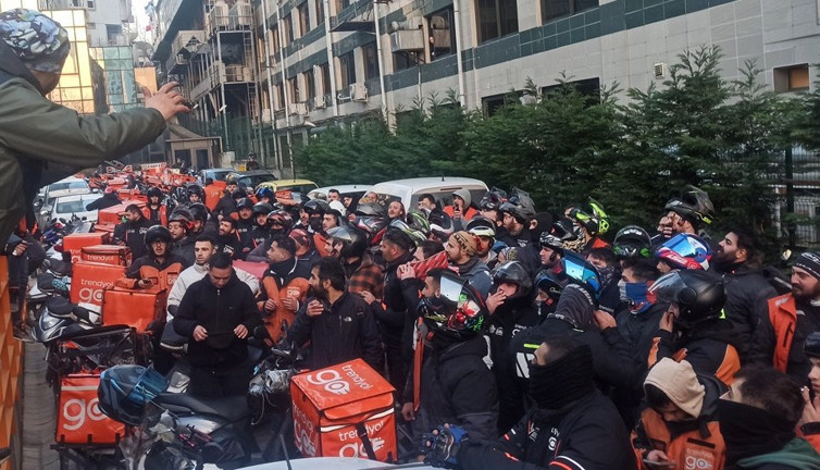 Trendyol GO kuryeleri kontak kapattı. Şirketin merkezi önünde taleplerini sıraladılar