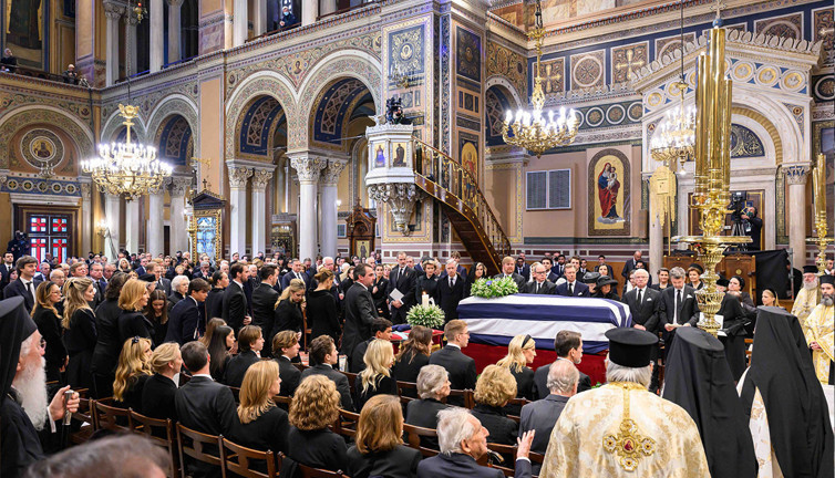 Eski Kral son yolculuğuna uğurlandı