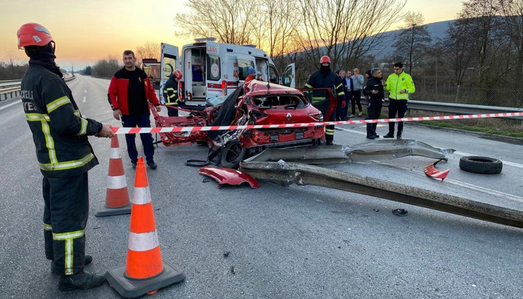 Tır ortalığı savaş alanına çevirdi:1 ölü