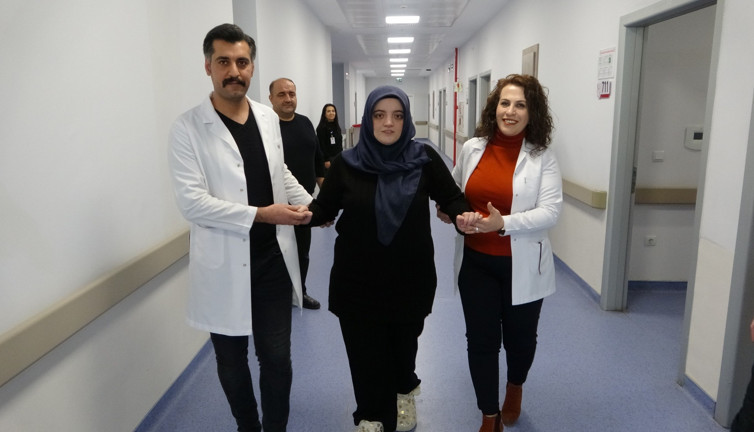 Piknikte tavuk yedi zehirlendi 8 ay yürüyemedi. 23 yaşındaki kadının mucize kurtuluşu