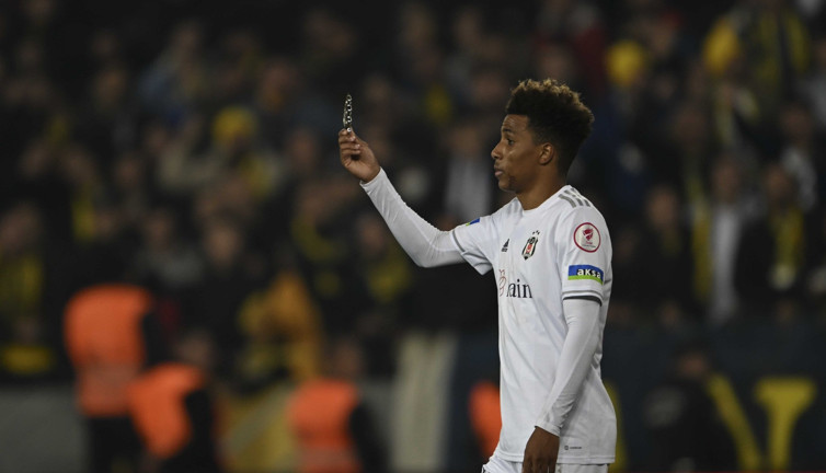 Ankara'da Beşiktaşlı futbolculara muşta attılar. İlla Beşiktaşlı bir futbolcunun ölmesi mi gerekiyor?