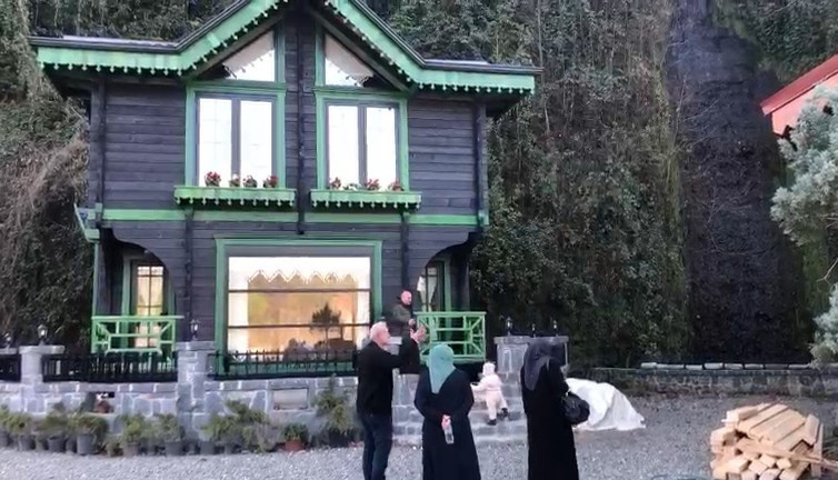 Bunu bir Rizeli yaptı. Dünyada bir ilk. Güneşe doğru dönen ev. Ev ayçiçeği gibi dönüyor