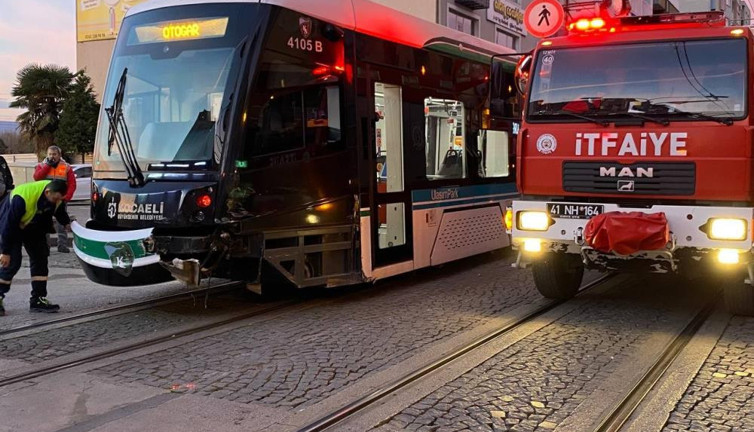 Ticari taksi ile tramvay çarpıştı: 3 yaralı